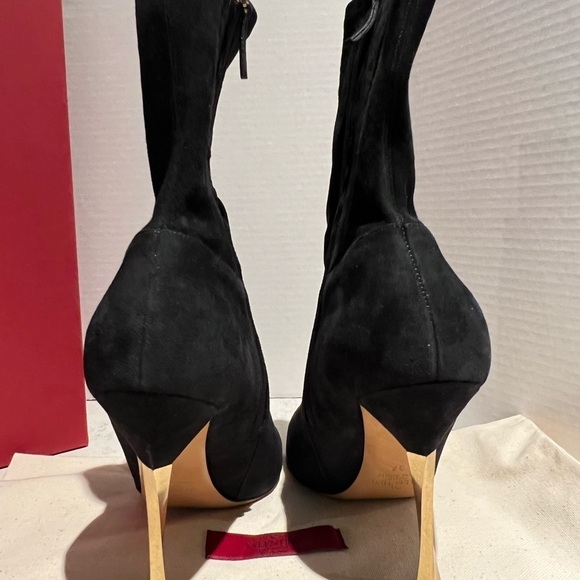 Exceptional quality 100 percent authentic Valentino suede booties. - Picture 3 of 4